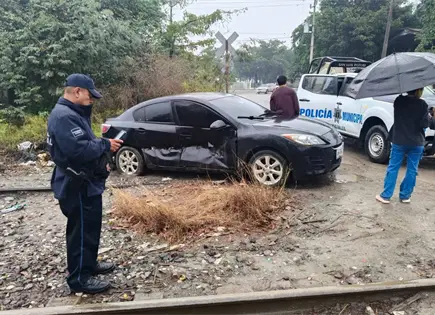 Conductor es embestido en cruce ferroviario Conductor es embestido en cruce ferroviario