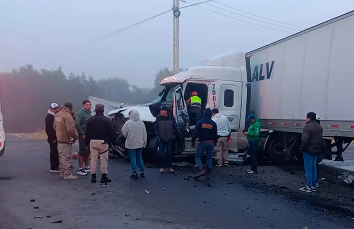 Conductor resulta herido en choque de dos tráilers