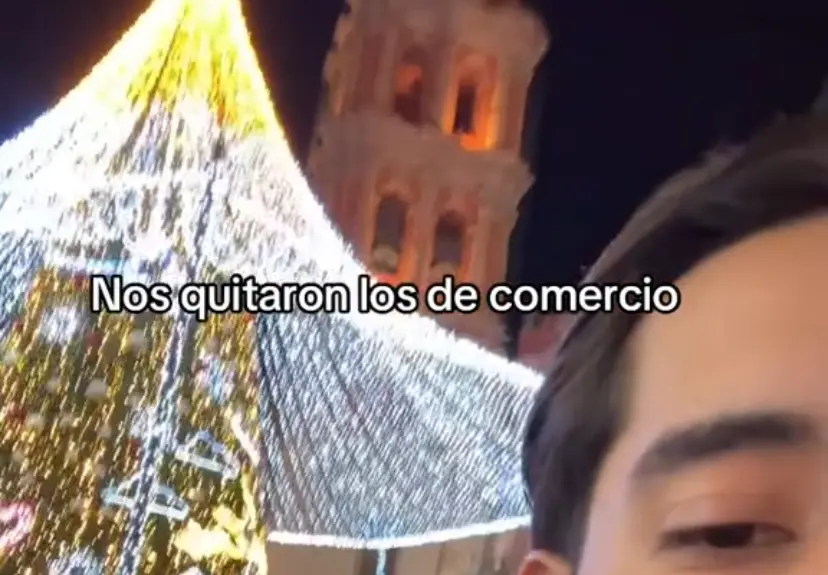 Denuncia contra payaso en árbol navideño termina afectando a fotógrafos