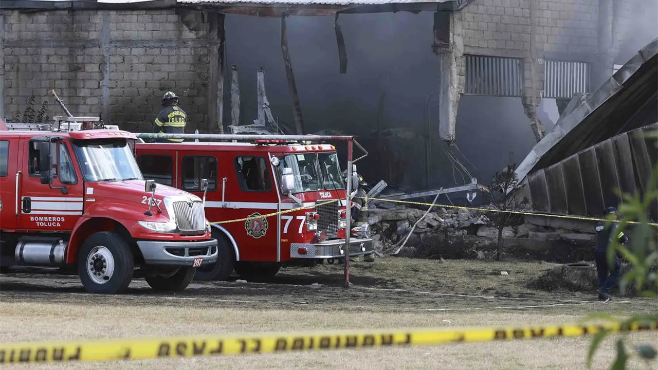 Desplome de avioneta en Toluca deja varios muertos