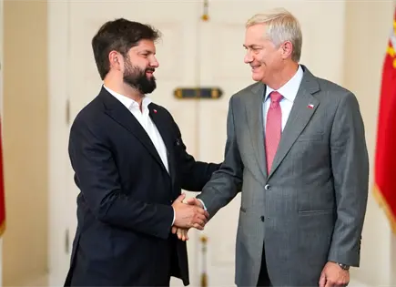 Detalles de la transici&oacute;n entre Boric y Kast en Chile