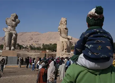 Egipto revela estatuas de los colosos de Memnón Egipto revela estatuas de los colosos de Memnón