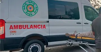 Hombre embestido por un autom&oacute;vil