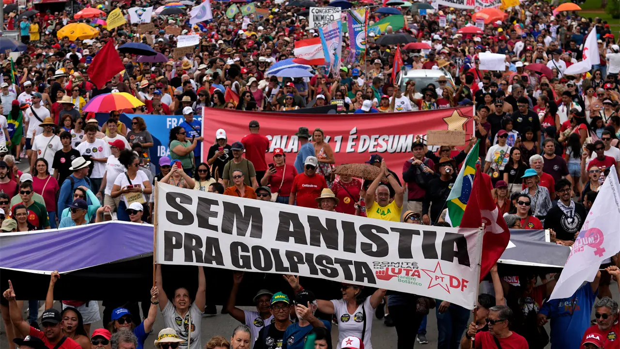 Manifestaciones masivas en Brasil contra proyecto de ley que beneficiaría a Bolsonaro