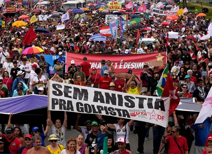 Manifestaciones masivas en Brasil contra proyecto de ley que beneficiaría a Bolsonaro Manifestaciones masivas en Brasil contra proyecto de ley que beneficiaría a Bolsonaro