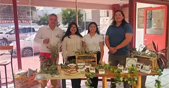 Participan artesanos en Mercadito Navide&ntilde;o