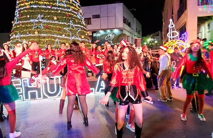 Desfile y encendido del pino navideño