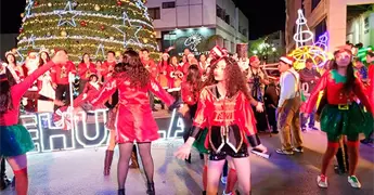 Desfile y encendido del pino navide&ntilde;o