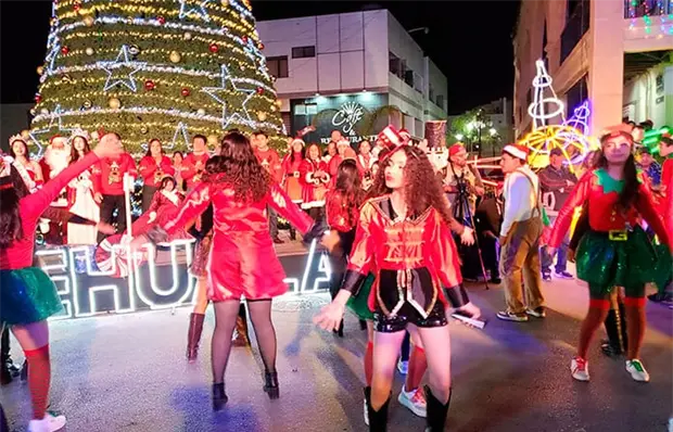 Desfile y encendido del pino navide&ntilde;o