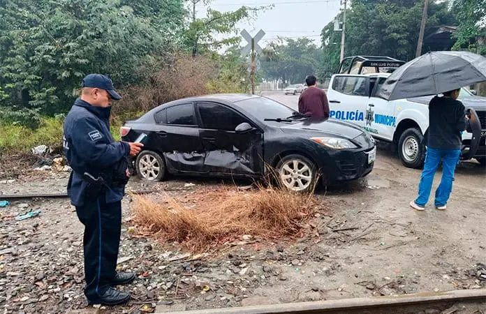 Embiste tren a auto que quiso ganarle el paso