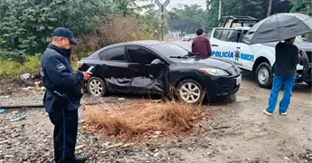 Embiste tren a auto que quiso ganarle el paso
