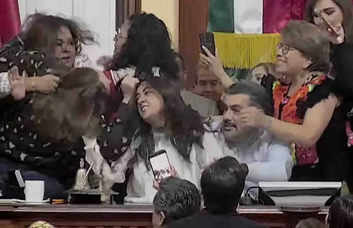 Diputadas se enfrentan a golpes por disputa política
