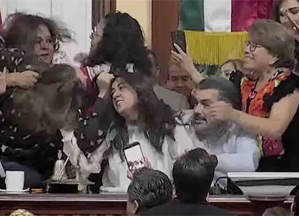 Diputadas se enfrentan a golpes por disputa política Diputadas se enfrentan a golpes por disputa política