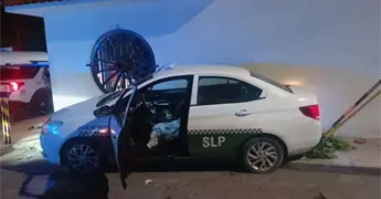 Video | Taxista ebrio causa choque con nueva patrulla