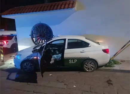 Video | Taxista ebrio causa choque con nueva patrulla