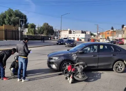 Motociclista sale herido tras choque con auto en Urbano Villal&oacute;n