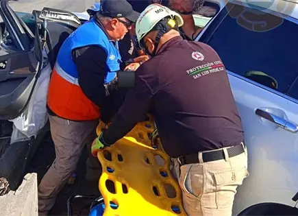 Accidente en bulevar deja a conductora lesionada