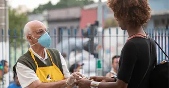 Arzobispo de Sao Paulo restringe actividad en redes sociales de sacerdote Lancellotti