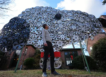 Ciclista de Baltimore convierte tapacubos perdidos en obras de arte