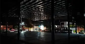 En penumbras, la Plaza del Maestro