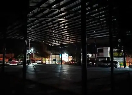 En penumbras, la Plaza del Maestro En penumbras, la Plaza del Maestro