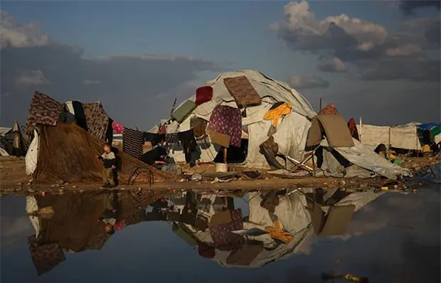 Gazat&iacute;es sufren por fr&iacute;o y lluvia