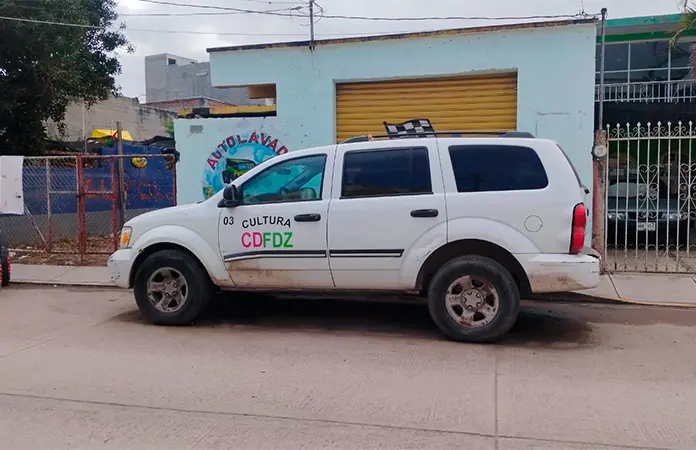 Vecinos exigen retirar camioneta abandonada