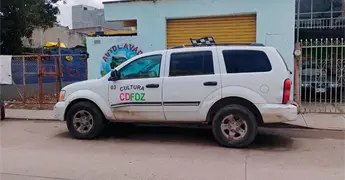 Vecinos exigen retirar camioneta abandonada
