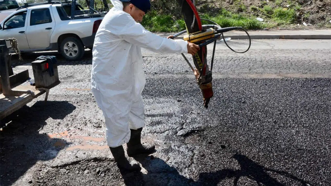 Bacheo incompleto en prol. Josefa Ortiz deja vialidad en malas condiciones