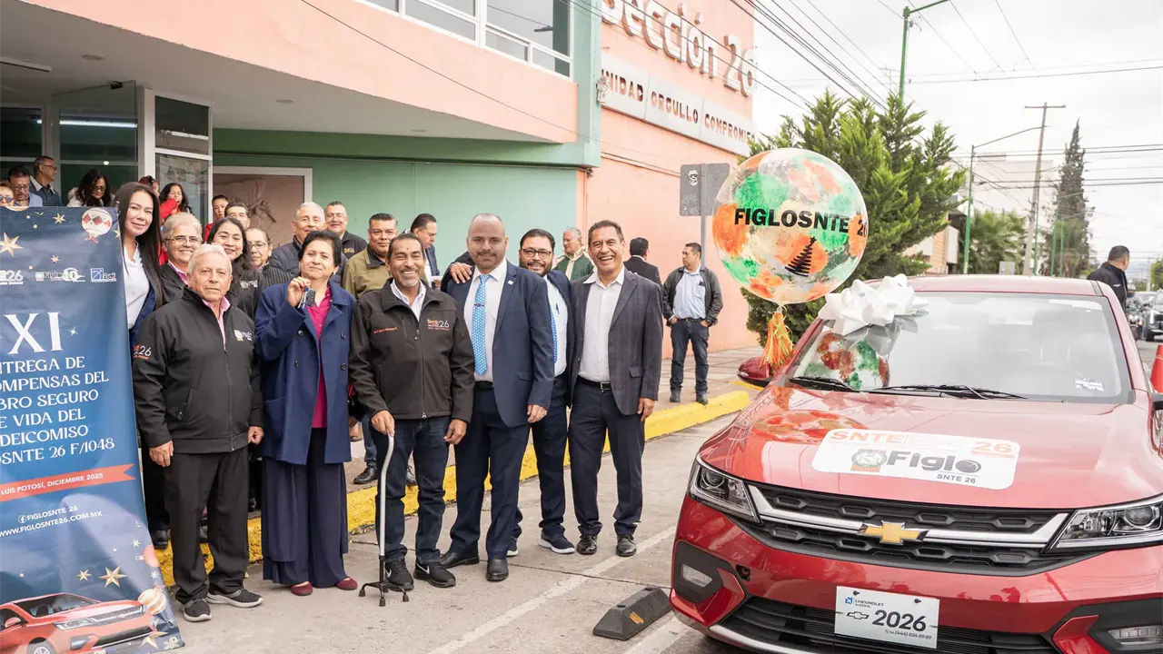 Entrega de automóvil a socia beneficiada