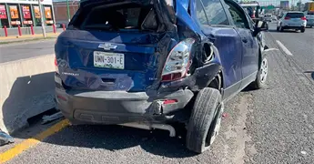 Fuertes destrozos en carambola de tres camionetas