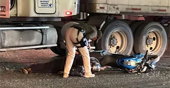 Motociclista resulta herido tras choque con tr&aacute;iler