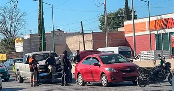 Camioneta le pega a un autom&oacute;vil por alcance
