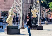 Se llevan gorros y bufandas de esculturas de Timoteo