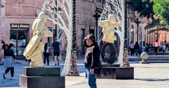 Se llevan gorros y bufandas de esculturas de Timoteo