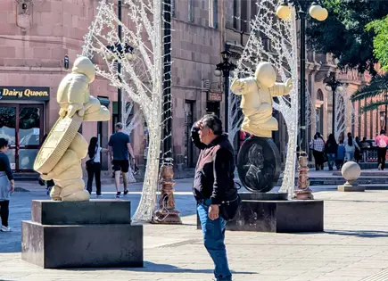 Se llevan gorros y bufandas de esculturas de Timoteo