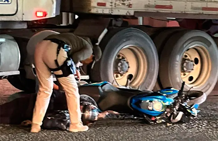 Motociclista se impacta contra tráiler y resulta lesionado