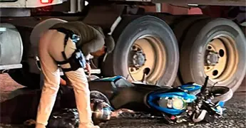 Motociclista se impacta contra tr&aacute;iler y resulta lesionado