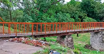 Puente peatonal a punto de colapso cerca de la Central 