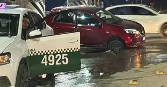 Enorme hoyanco en G&aacute;lvez provoca aver&iacute;as en varios autos