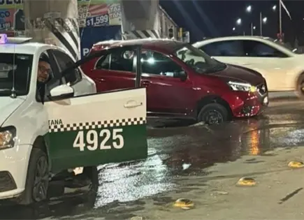 Enorme hoyanco en G&aacute;lvez provoca aver&iacute;as en varios autos