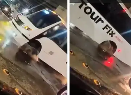 Bache con aguas negras causa da&ntilde;os a veh&iacute;culos