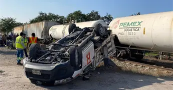 Ocupantes de camioneta sobreviven a embestida de tren (fotos)