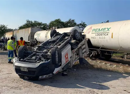 Ocupantes de camioneta sobreviven a embestida de tren (fotos)