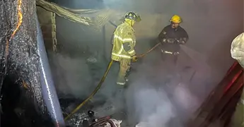 Cortocircuito provoca incendio en una casa