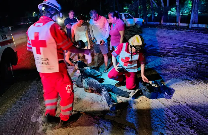 Derrapan motociclistas y resultan lesionados