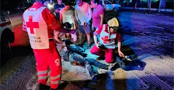 Derrapan motociclistas y resultan lesionados