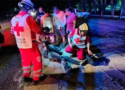 Derrapan motociclistas y resultan lesionados