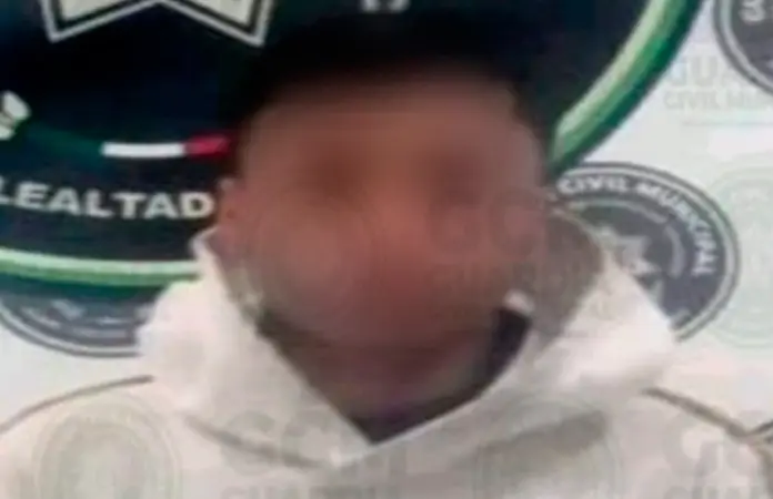 Joven en motocicleta enfrenta a policías