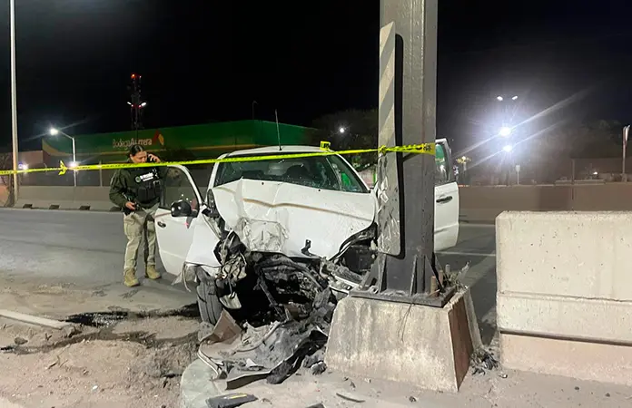 Muere conductor al estrellarse contra un poste